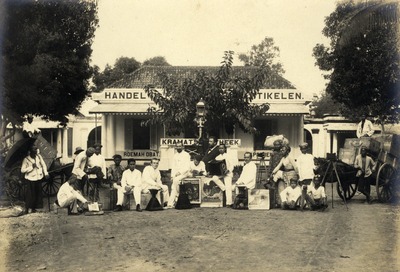 58772 Personeel Van Kramats Apotheek Voor Hun Gebouw In Weltevreden Batavia Circa  1910 1920